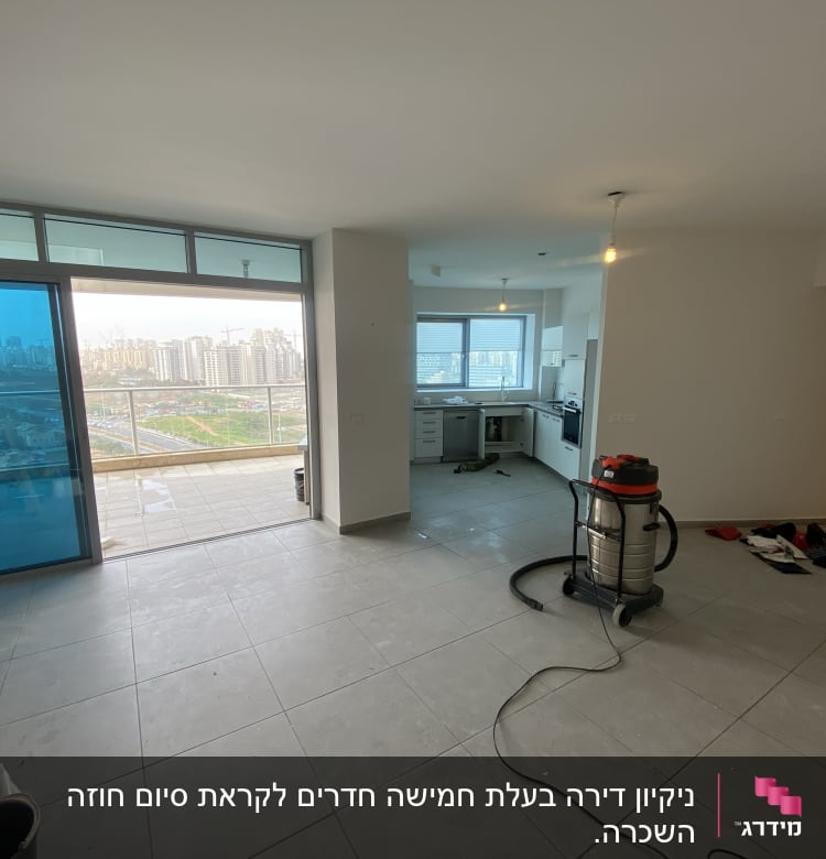 שואב אבק תעשייתי ודלי עם חומרי ניקוי